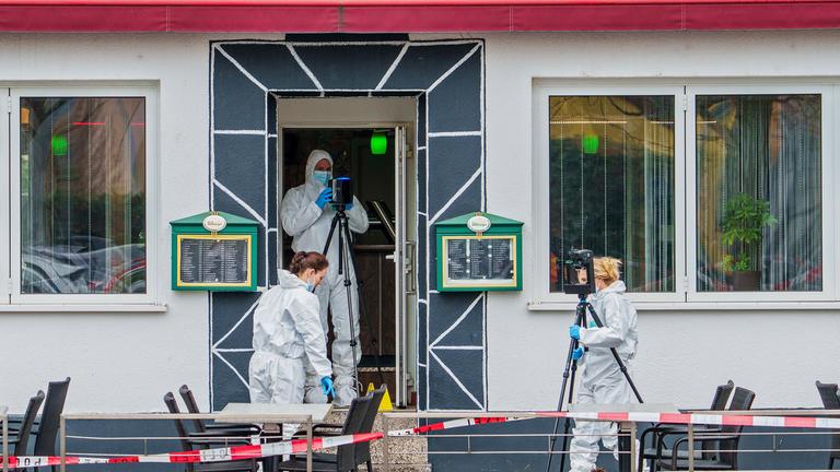 Die Spurensicherung ermittelt in einem Lokal in Raunheim nahe dem Frankfurter Flughafen, wo zwei Menschen erschossen worden sind, aufgenommen am 17.03.2026