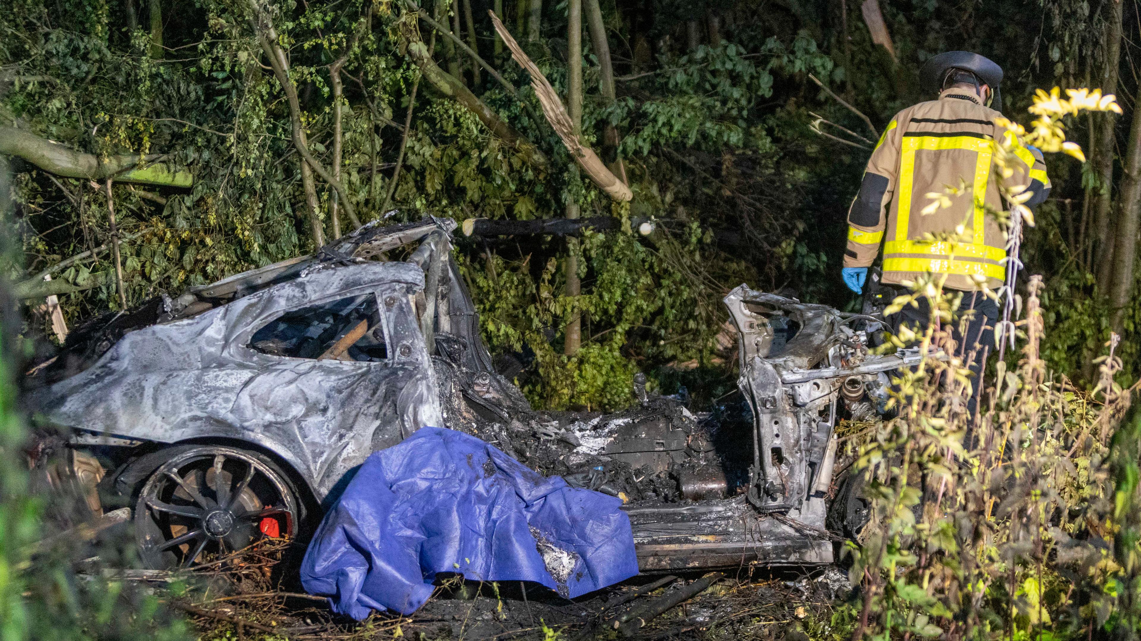 Ausgebranntes Autowrack mit zwei Toten bei vermutlich illegalem Autorennen auf der A44