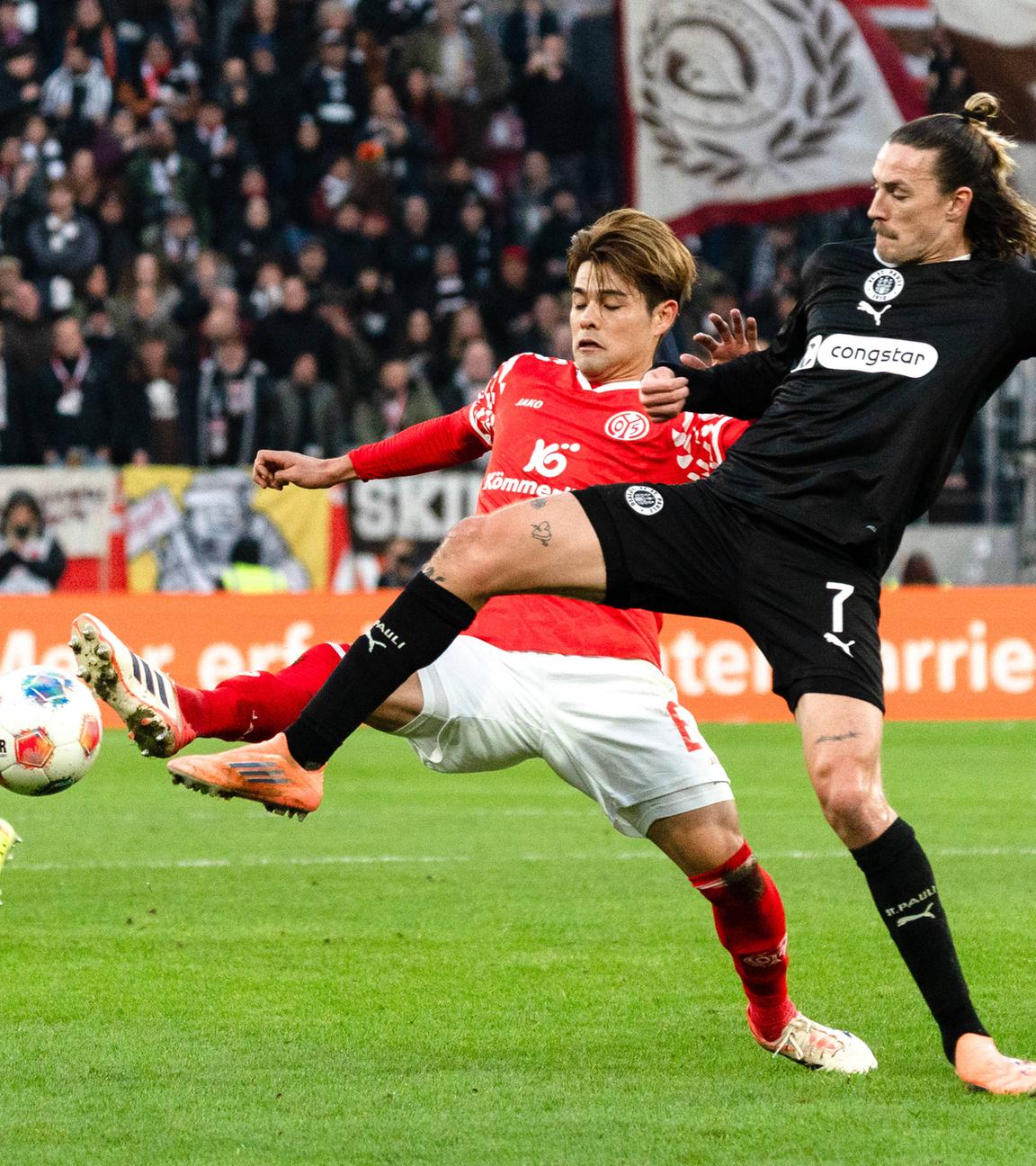 Im Bundesligaspiel der beiden Abstiegskandidaten kämpfen der Paulianer James Sands und der Mainzer Jackson Irvine um den Ball 