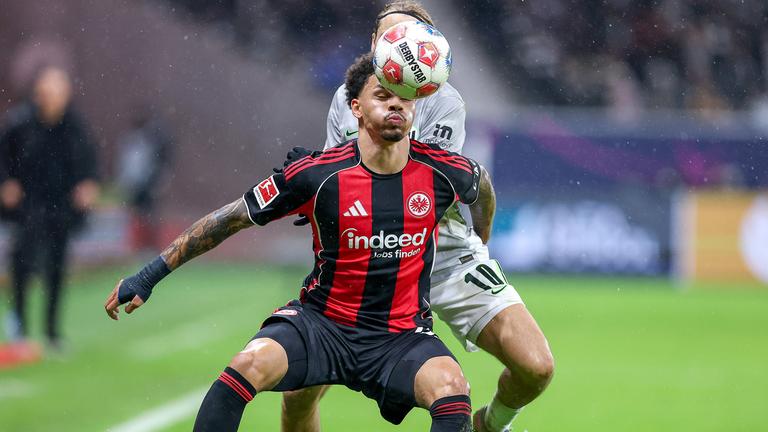 In der Bundesligapartie der Eintracht aus Frankfurt und dem Vfl Wolfsburg liefern sich Wolfsburgs Lovro Majer und Frankfurts Nnamdi Collins einen intensiven Zweikampf um den Ball