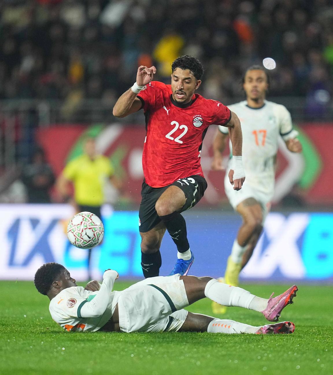 Der ägyptische Stürmer Omar Marmoush kann sich im Zweikampf durchsetzen und den Ball vorlegen 