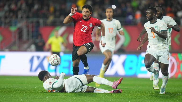 Der ägyptische Stürmer Omar Marmoush kann sich im Zweikampf durchsetzen und den Ball vorlegen 