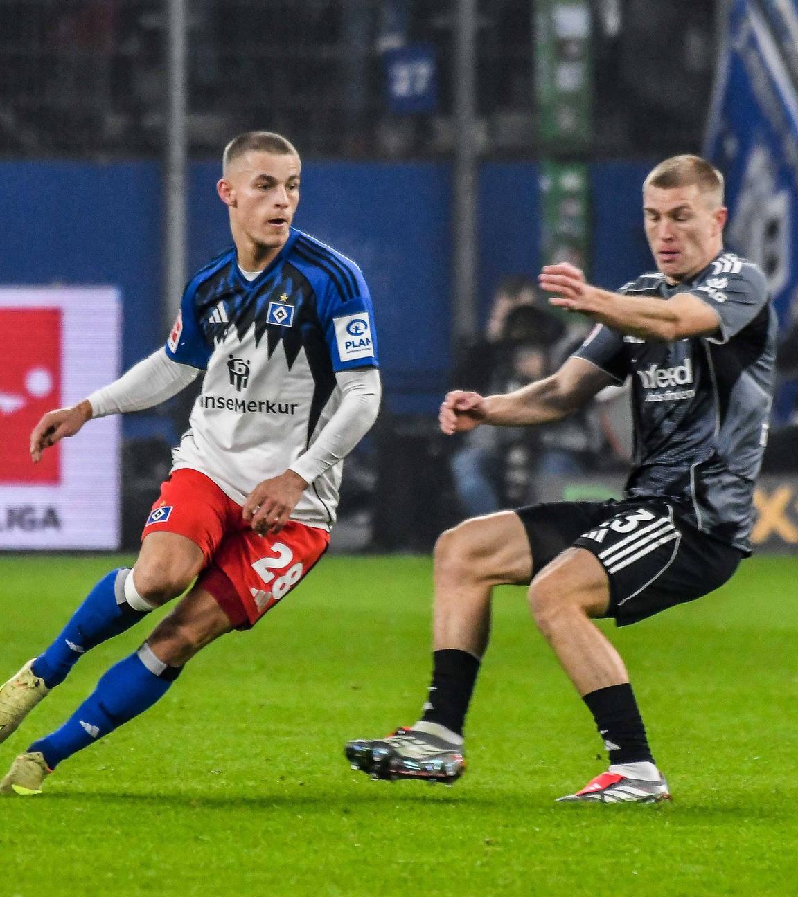 Der Hamburger Miro Muheim befindet sich im Zweikampf gegen Eintracht Frankfurts Verteidiger Rasmus Kristensen