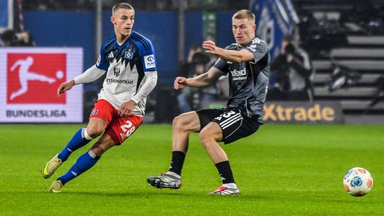 Der Hamburger Miro Muheim befindet sich im Zweikampf gegen Eintracht Frankfurts Verteidiger Rasmus Kristensen