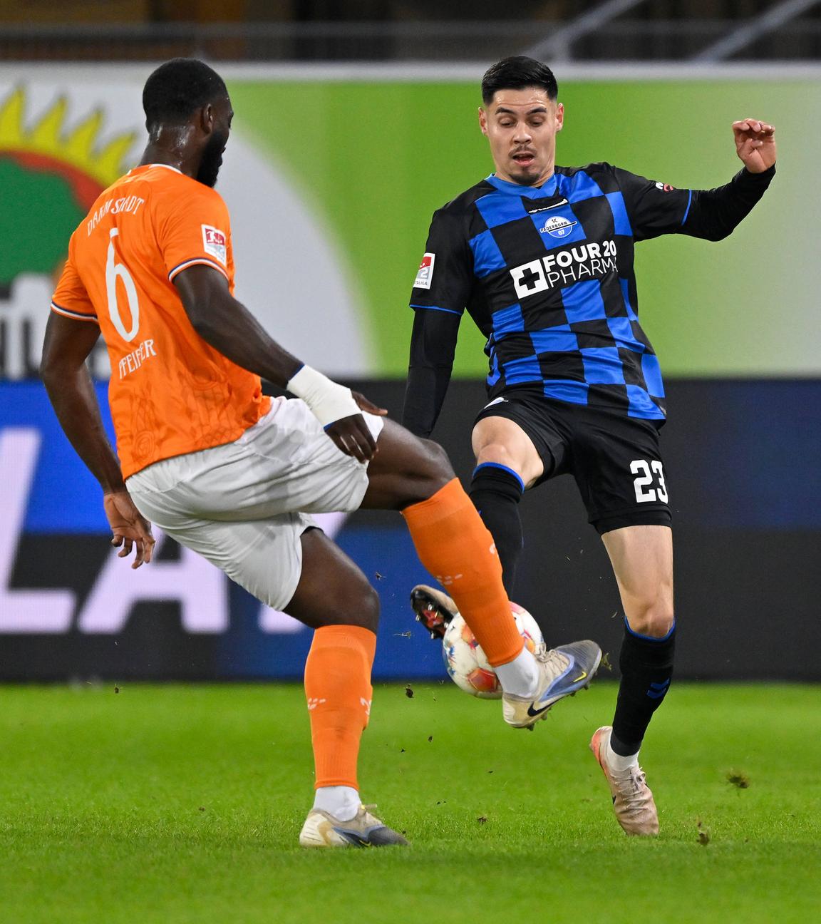 Darmstadts Patric Pfeifer kämpft in der Zweitligapartie gegen Paderborns Obermair um den Ball