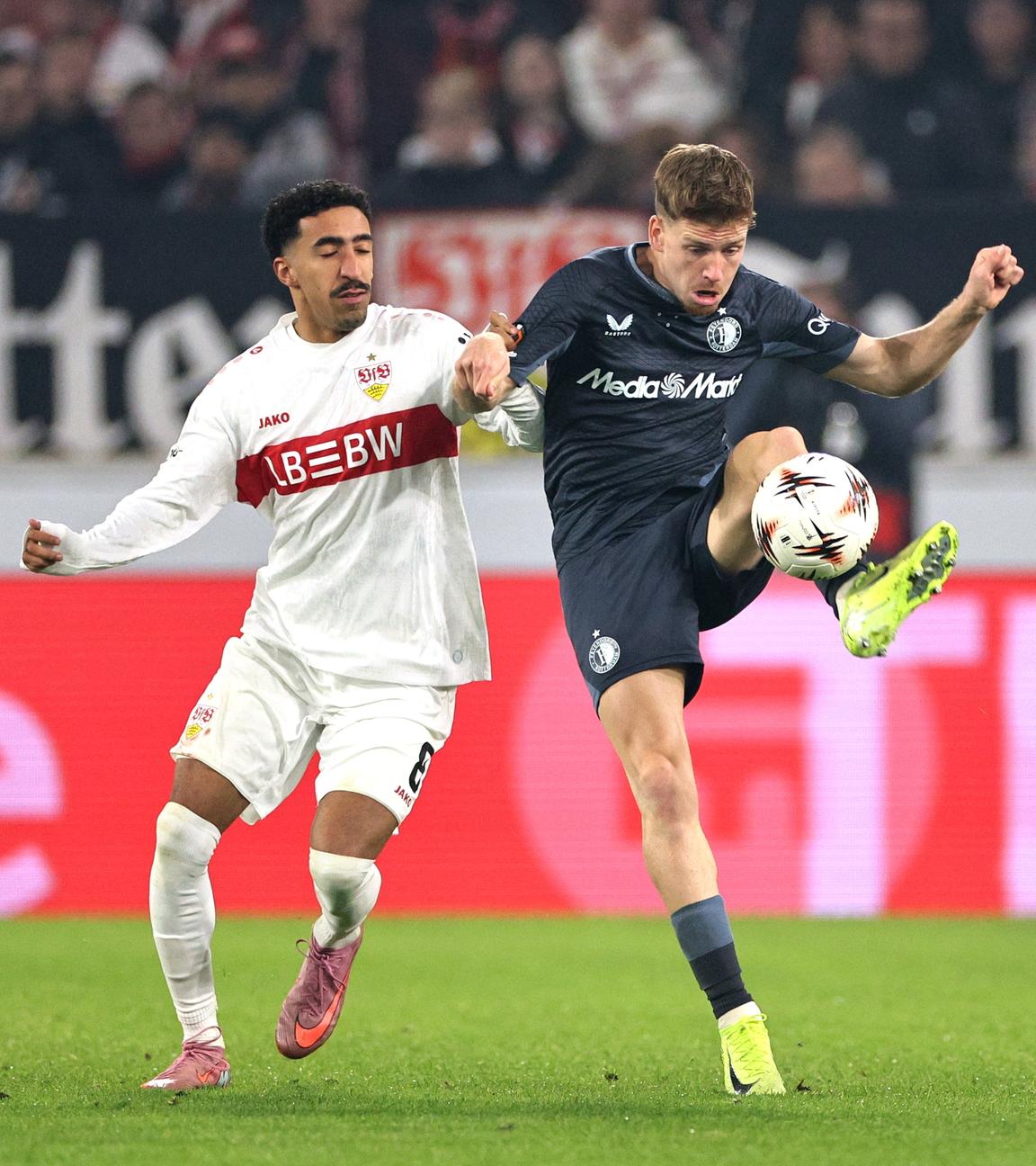 Tiago Tomas (l.) im Duell mit Gijs Smal