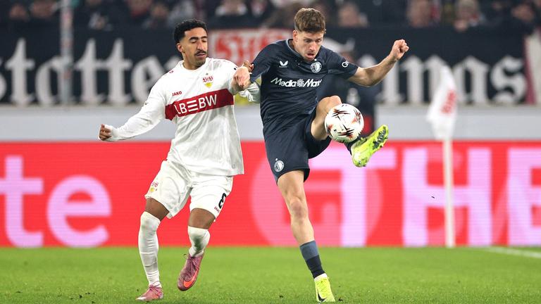 Tiago Tomas (l.) im Duell mit Gijs Smal