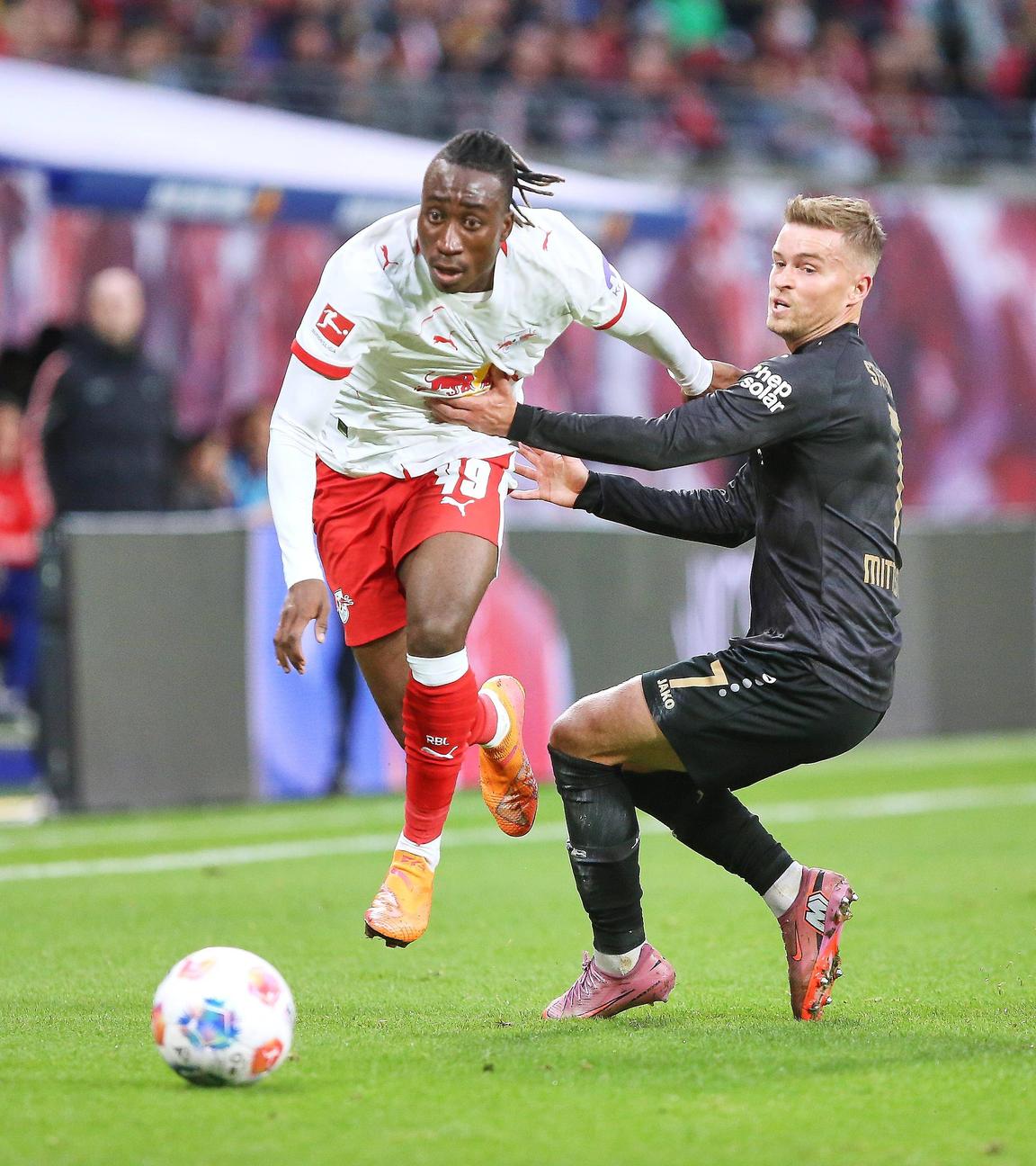 Bei einem Zweikampf zwischen Yan Diomande und Maximilian Mittelstädt setzt sich Diomande durch