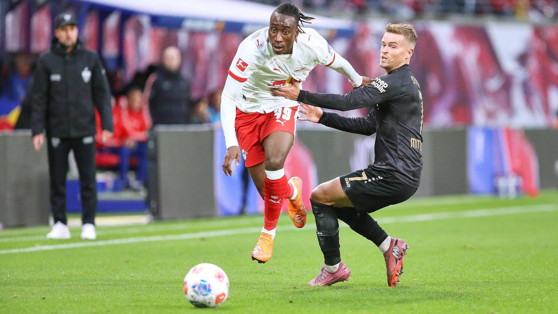 Bei einem Zweikampf zwischen Yan Diomande und Maximilian Mittelstädt setzt sich Diomande durch