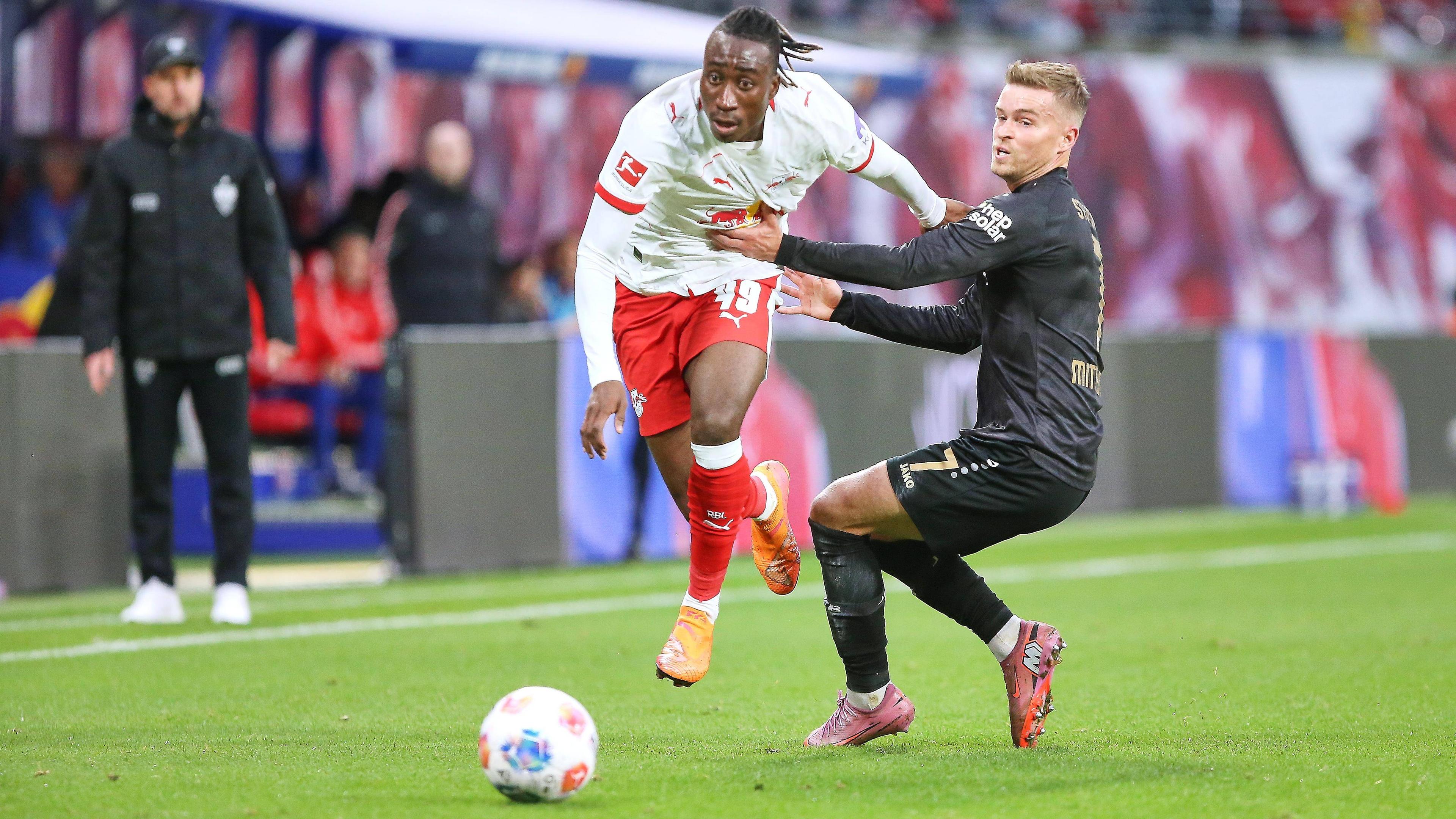 Bei einem Zweikampf zwischen Yan Diomande und Maximilian Mittelstädt setzt sich Diomande durch