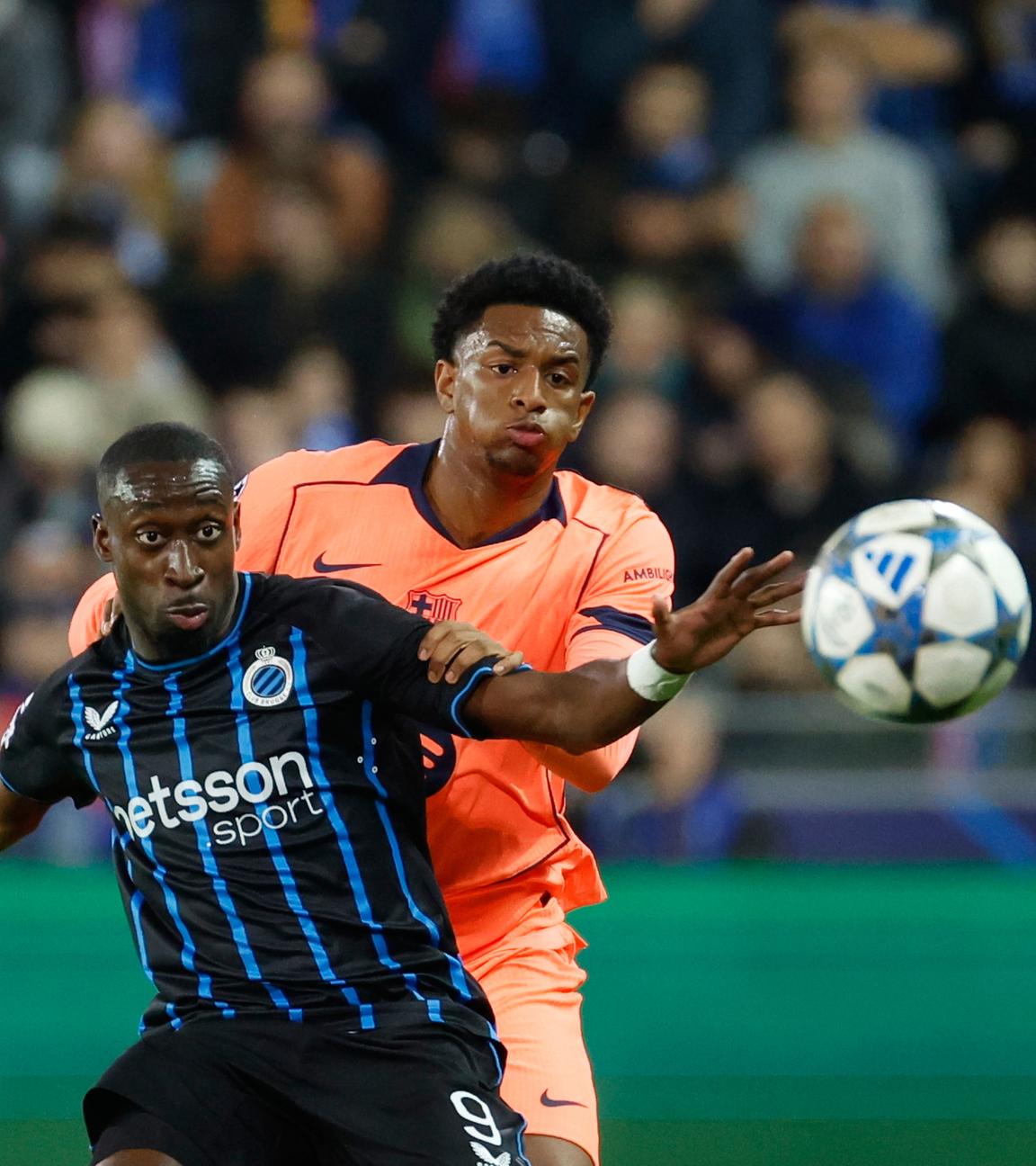 Brügges Carlos Forbs (l)  kämpft mit Barcelonas Alejandro Balde um den Ball