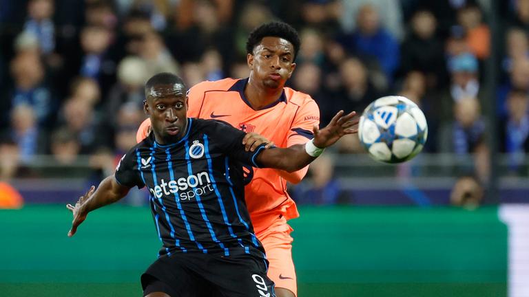 Brügges Carlos Forbs (l)  kämpft mit Barcelonas Alejandro Balde um den Ball