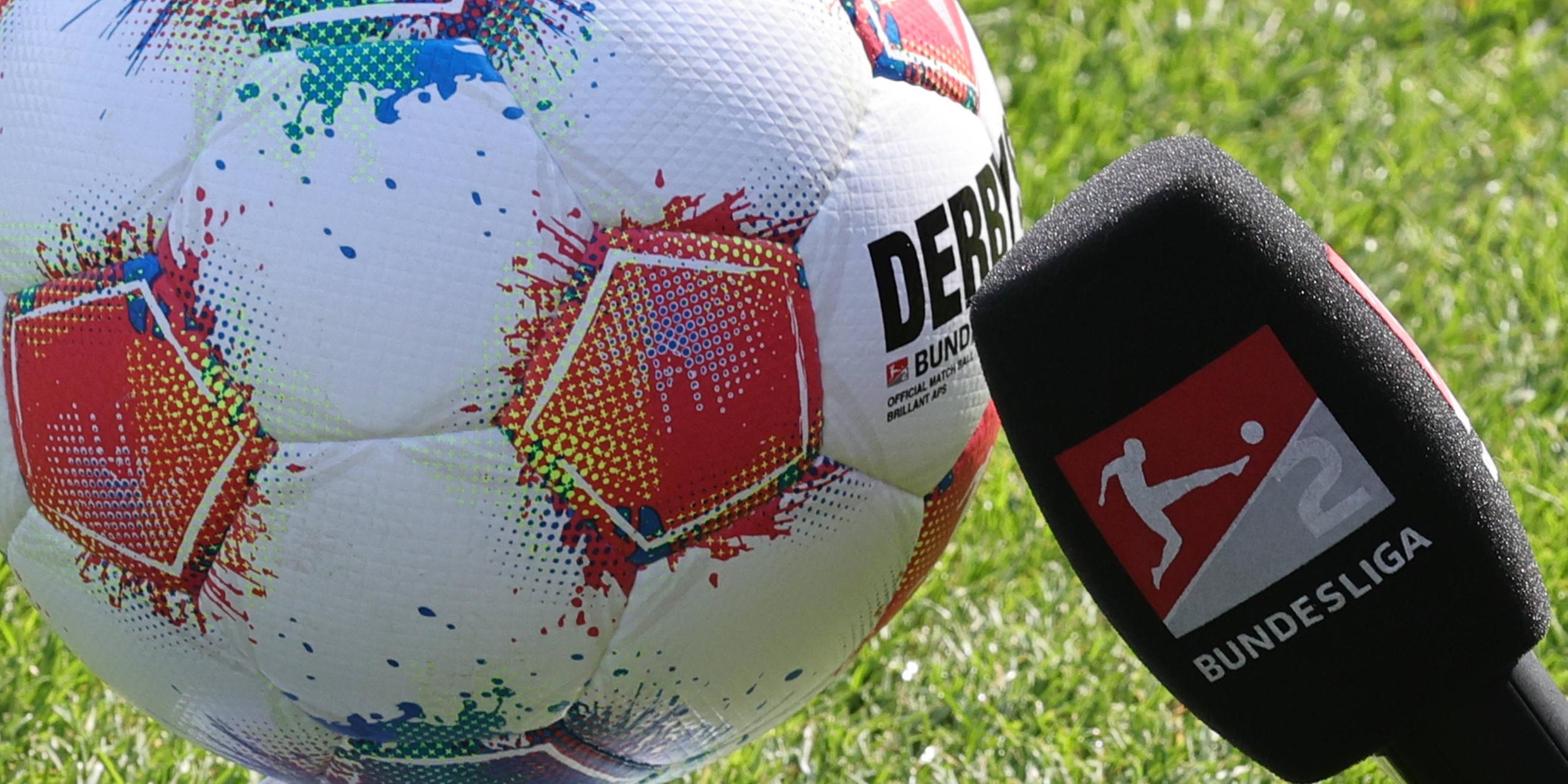 2. Fußball-Bundesliga: Ein Mikrofon wird vor einen Fußball bei dem Spiel 2. Fußball-Bundesliga: FC Nürnberg FCN gegen Hertha BSC am 28.09.2025 gehalten.