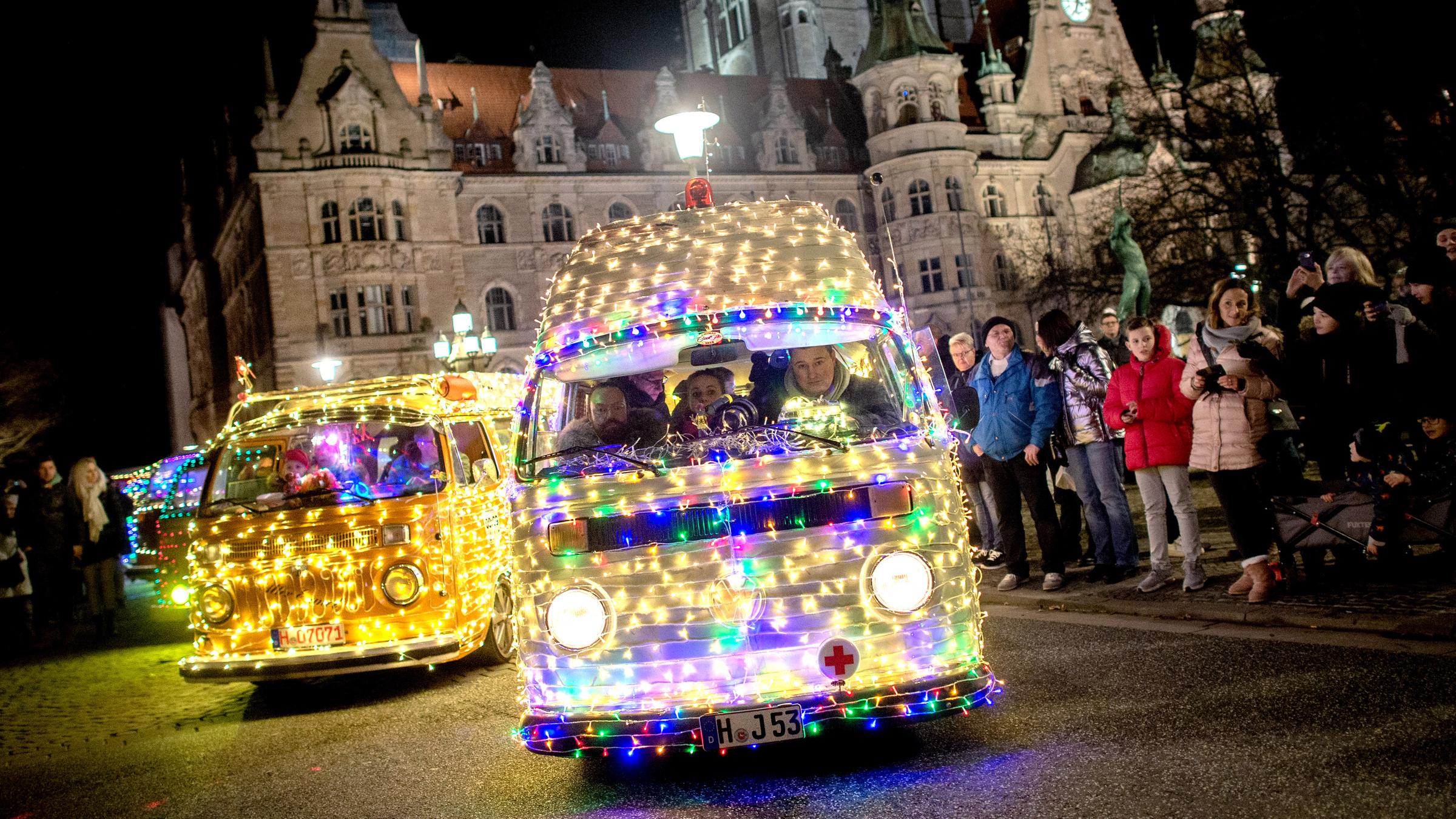 Organisator Alexander Frank (r.) und seine Frau Katrin (2.v.r.) fahren mit ihrem "Lichter-Bulli", einem Volkswagen T2.