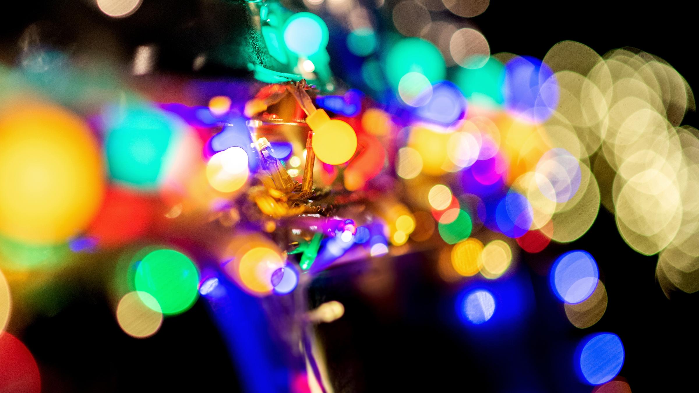 Nahaufnahme einer Lichterkette, die an einem "Lichter-Bulli" hängt.