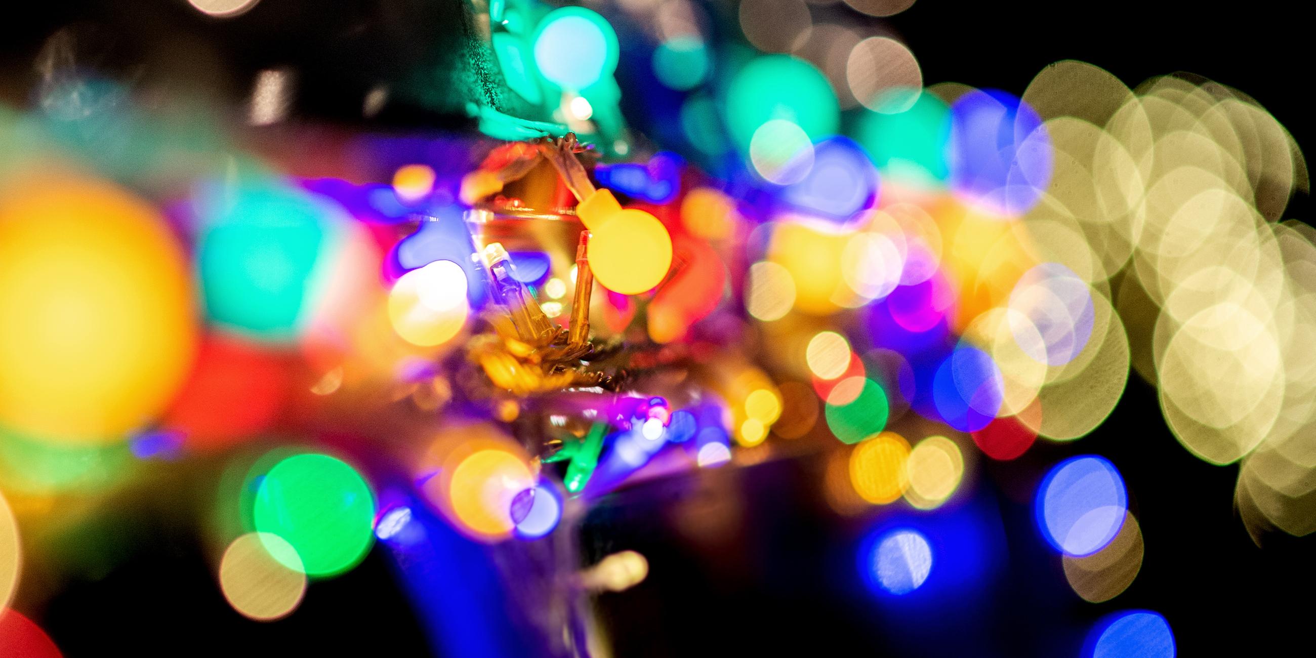 Nahaufnahme einer Lichterkette, die an einem "Lichter-Bulli" hängt.