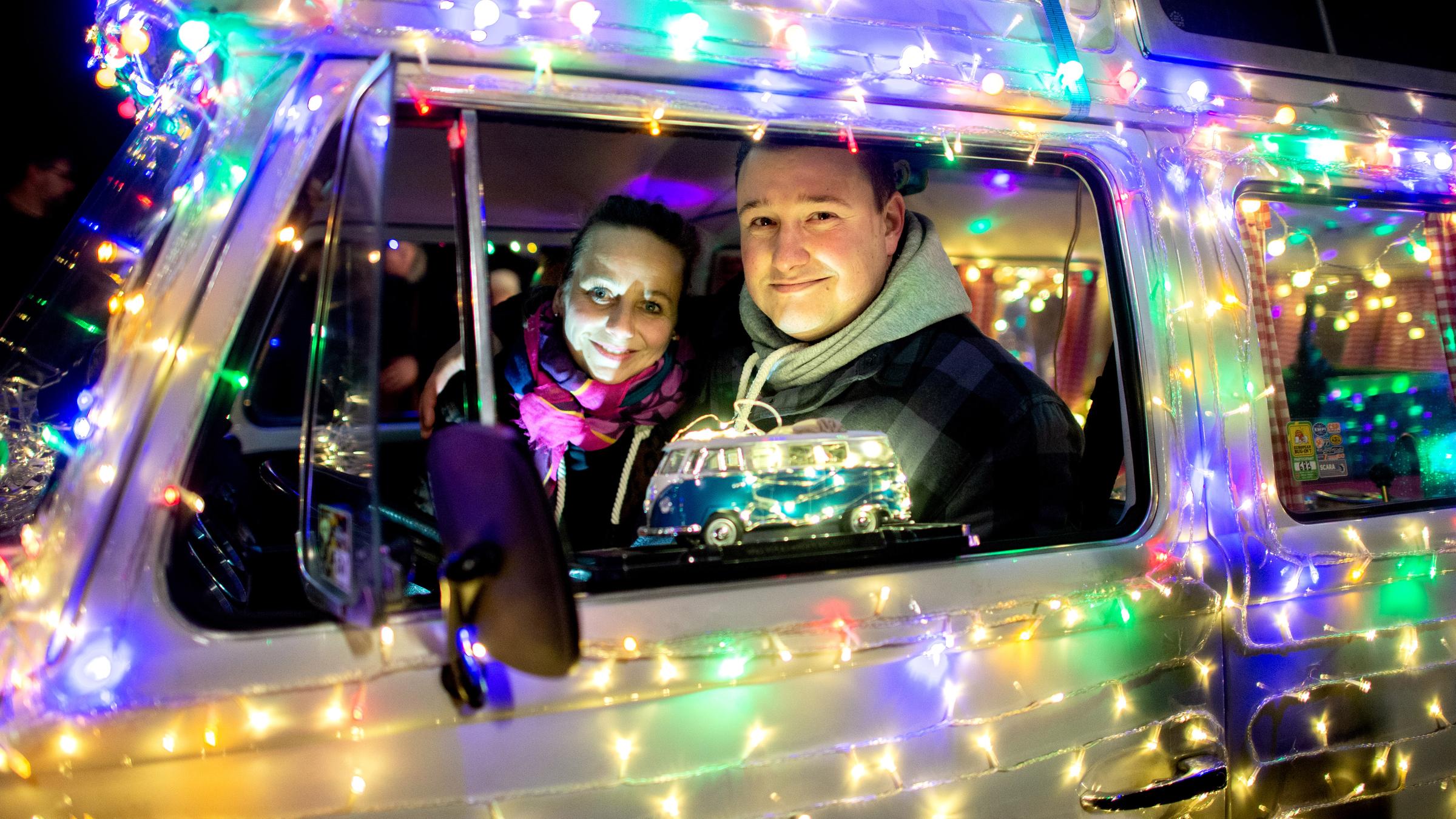 Organisator Alexander Frank (r.) und seine Frau Katrin sitzen in ihrem "Lichter-Bulli", einem Volkswagen T2.