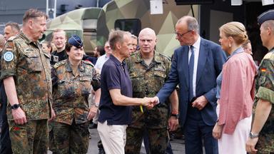  Friedrich Merz (CDU, 2.v.r) und Bundestagspräsidentin Julia Klöckner (CDU,l) besuchen bei einem Rundgang