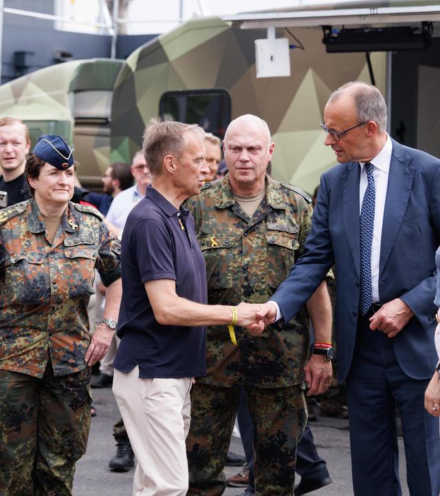  Friedrich Merz (CDU, 2.v.r) und Bundestagspräsidentin Julia Klöckner (CDU,l) besuchen bei einem Rundgang