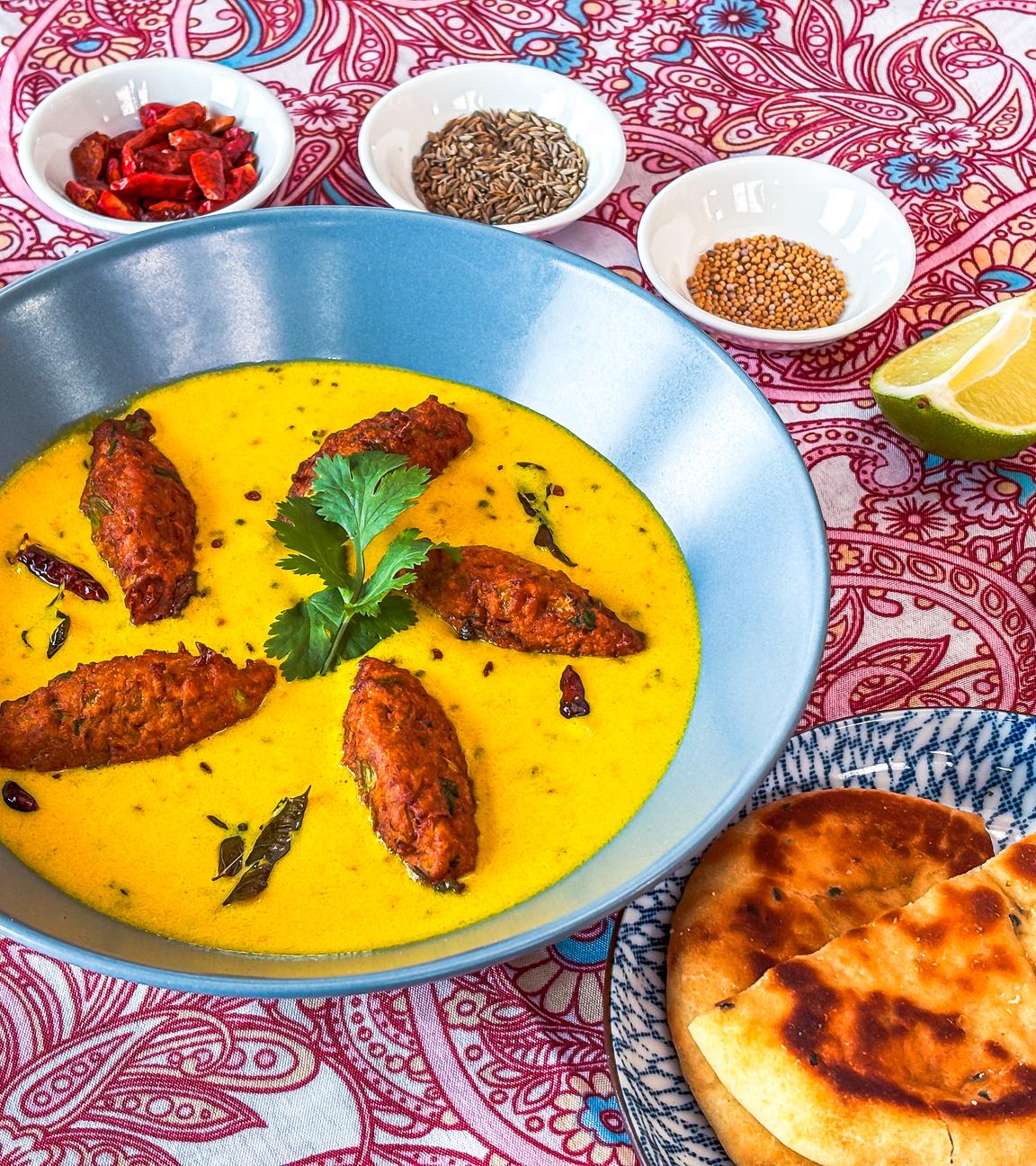 Vegetarische Zwiebel-Krapfen in würziger Joghurtsoße