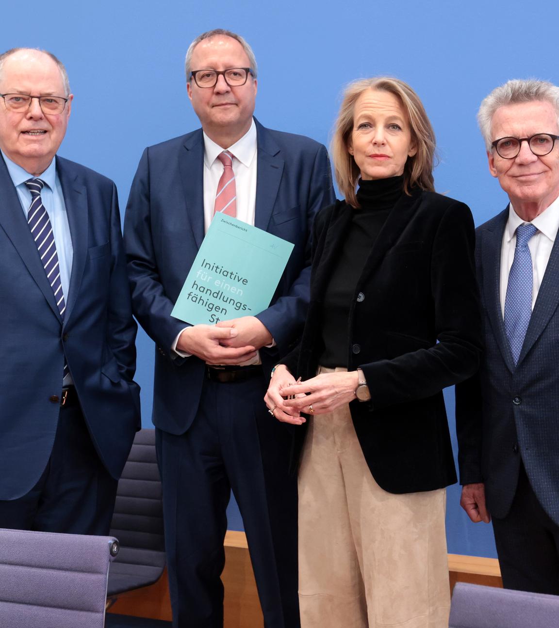 Peer Steinbrueck, Bundesminister a. D., Andreas Vosskuhle, Praesident des Bundesverfassungsgerichtes a. D., Julia Jaekel, Medienmanagerin und Aufsichtsraetin, Thomas de Maiziere, Bundesminister a. D. präsentieren ihren Zwischenbericht.