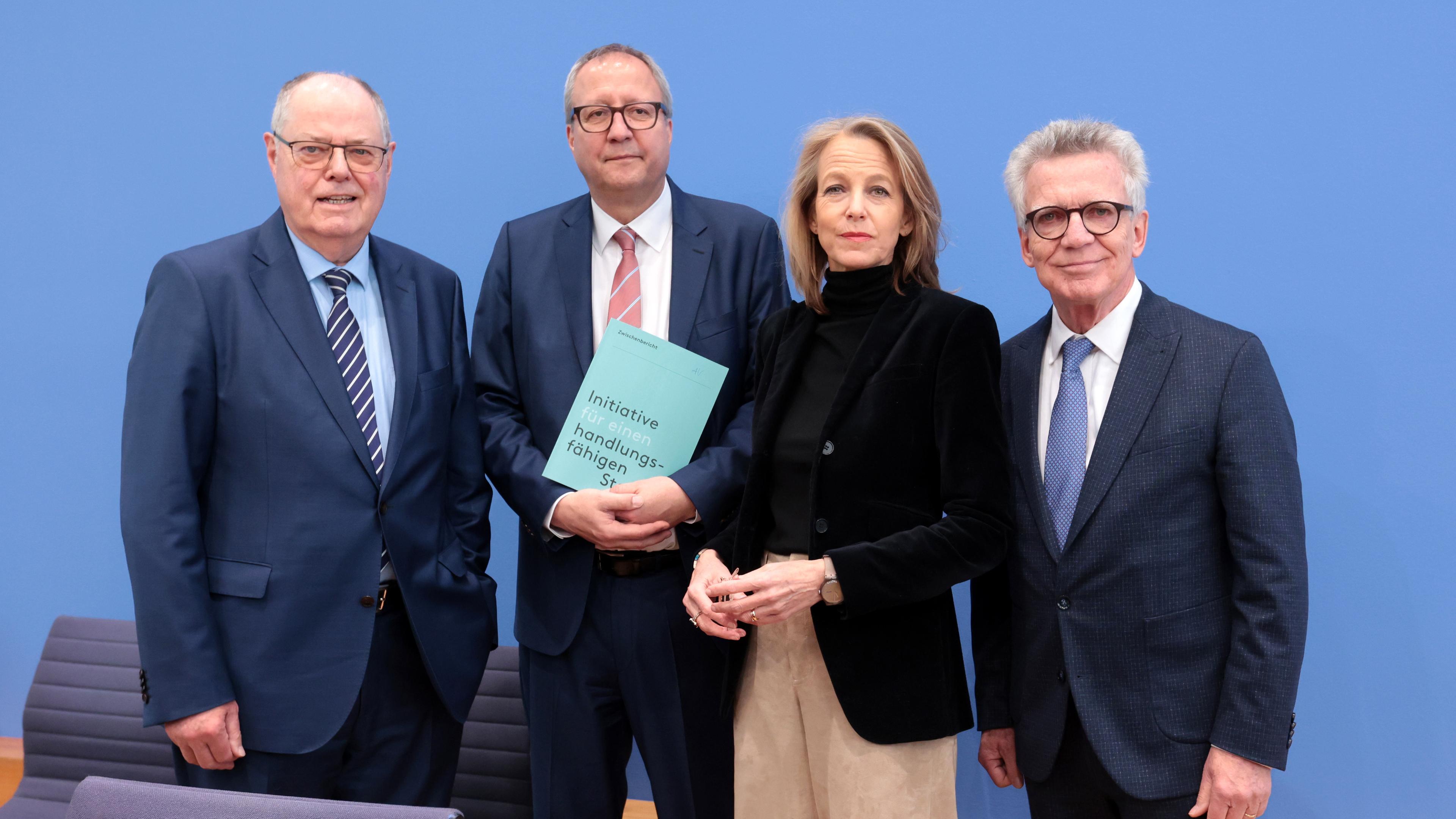 Peer Steinbrueck, Bundesminister a. D., Andreas Vosskuhle, Praesident des Bundesverfassungsgerichtes a. D., Julia Jaekel, Medienmanagerin und Aufsichtsraetin, Thomas de Maiziere, Bundesminister a. D. präsentieren ihren Zwischenbericht.