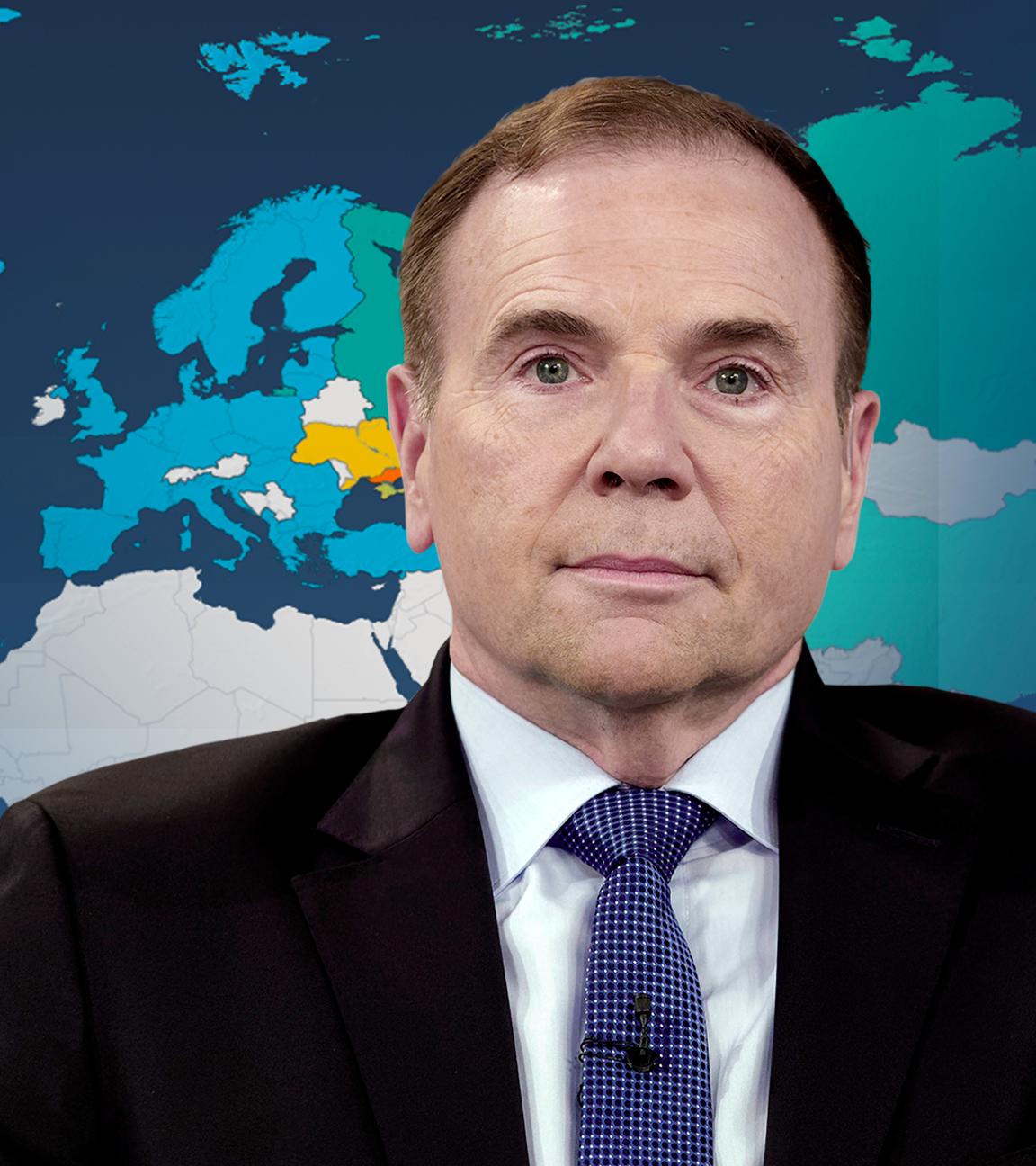 Ex-US-General Ben Hodges vor einer Weltkarte, auf der die Nato und weitere Weltmächte markiert sind. 