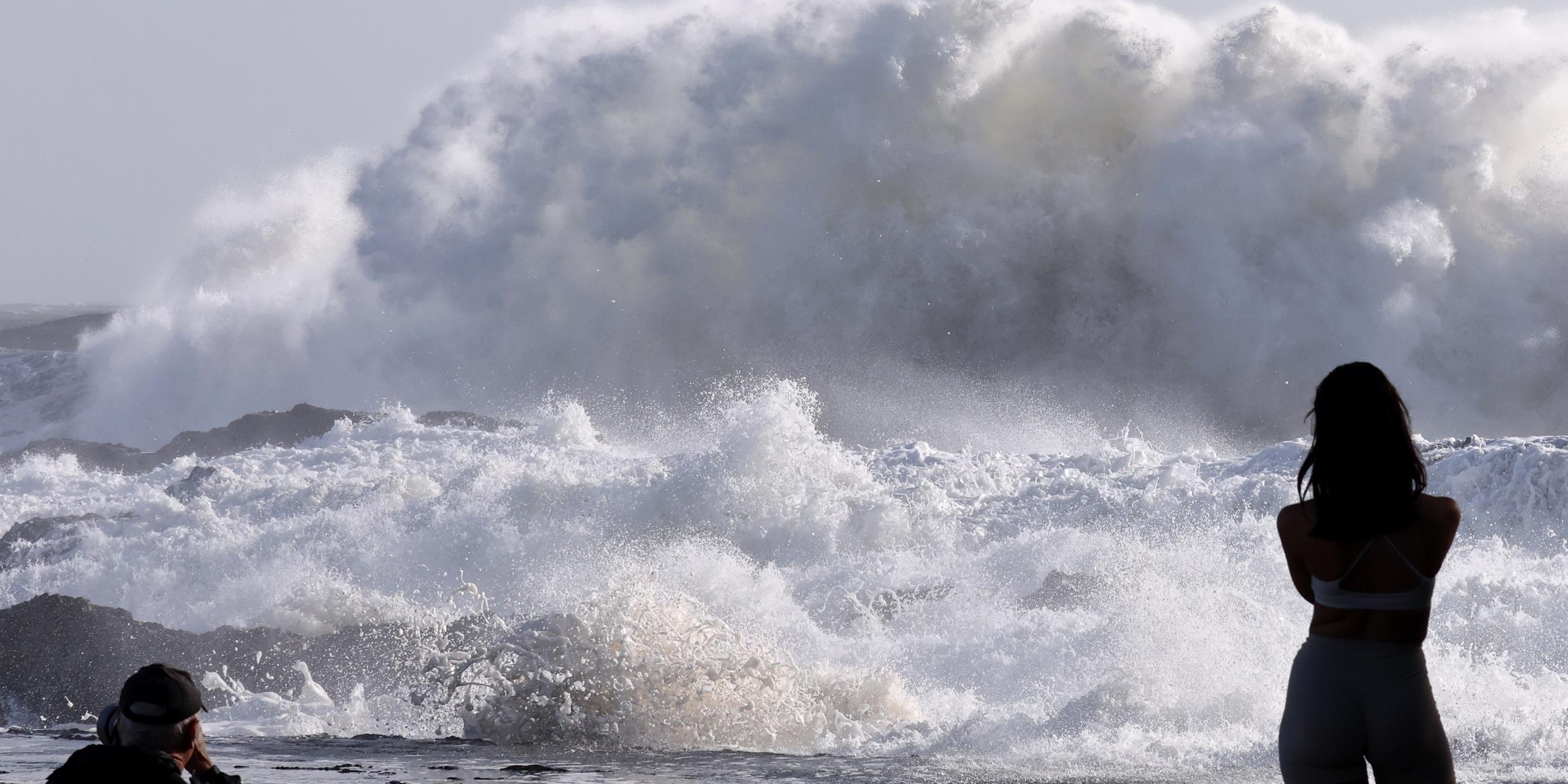 Große Wellen brechen bei Snapper Rocks an der Gold Coast.