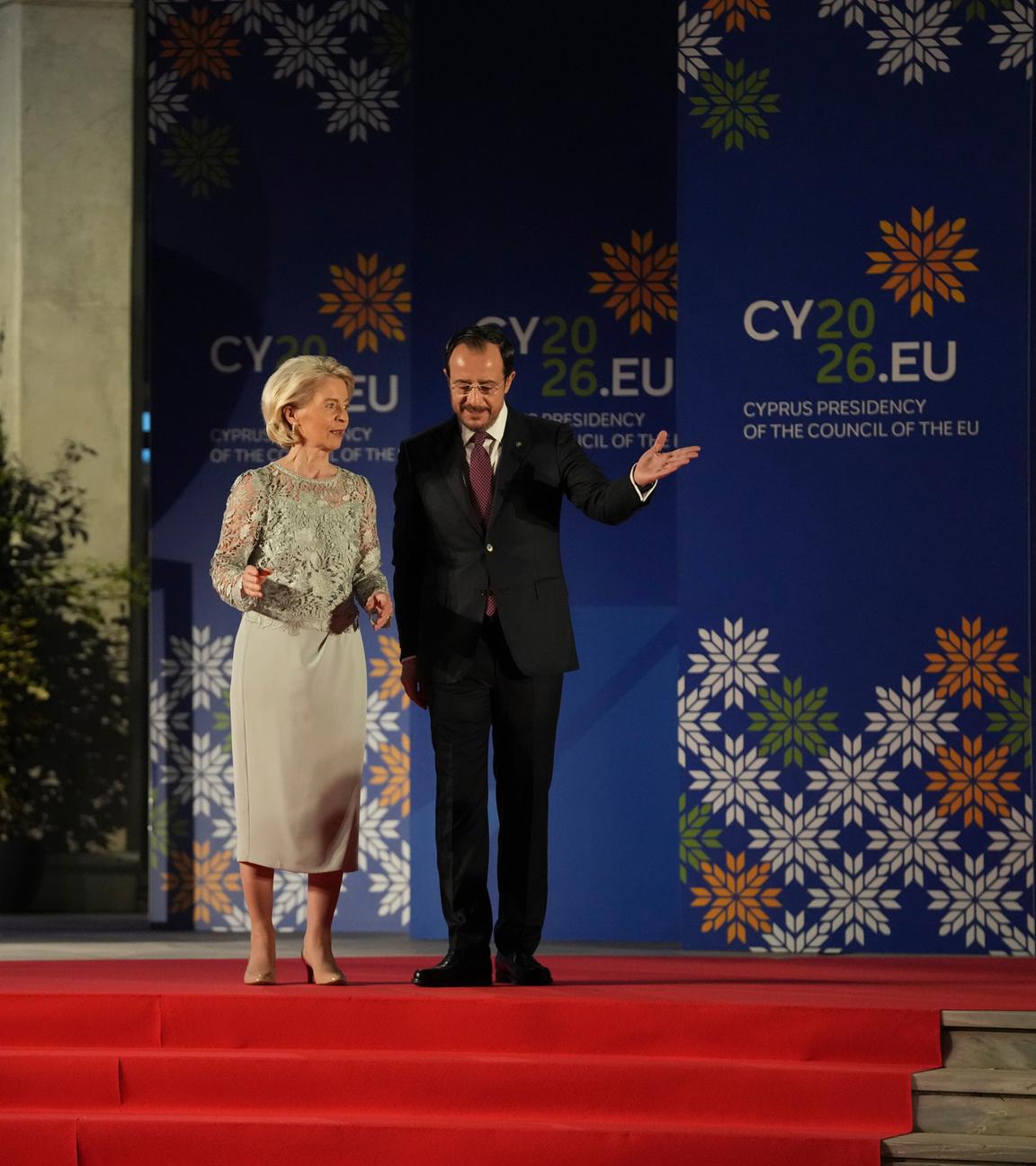 Die Präsidentin der Europäischen Kommission, Ursula von der Leyen (l), wird vom zypriotischen Präsidenten Nikos Christodoulides begrüßt, als Zypern die offizielle Eröffnungszeremonie für die sechsmonatige EU-Präsidentschaft abhält. 