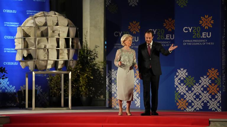 Die Präsidentin der Europäischen Kommission, Ursula von der Leyen (l), wird vom zypriotischen Präsidenten Nikos Christodoulides begrüßt, als Zypern die offizielle Eröffnungszeremonie für die sechsmonatige EU-Präsidentschaft abhält. 