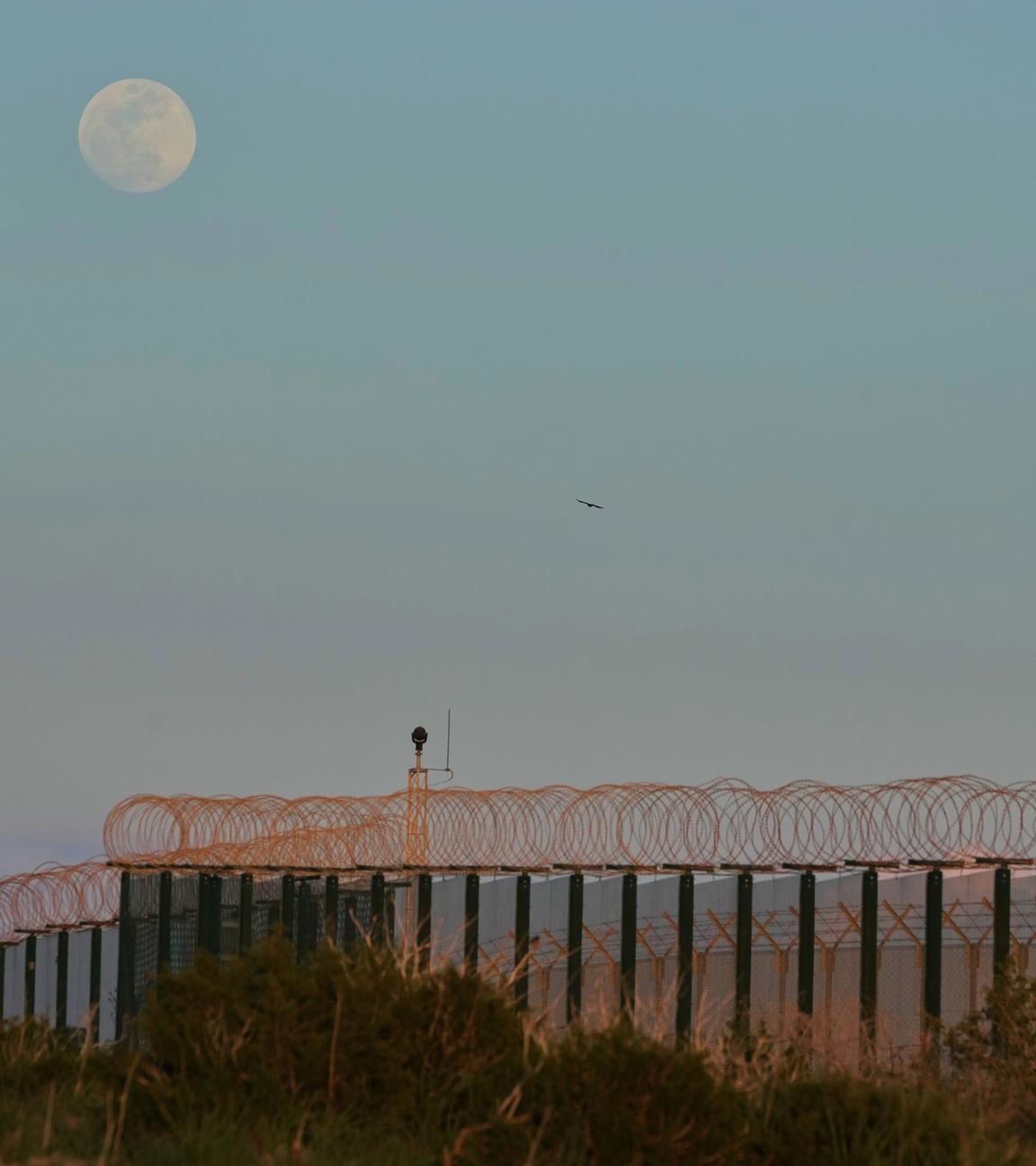 Der Mond geht über dem britischen Stützpunkt Akrotiri auf, der von einer Drohne getroffen wurde.