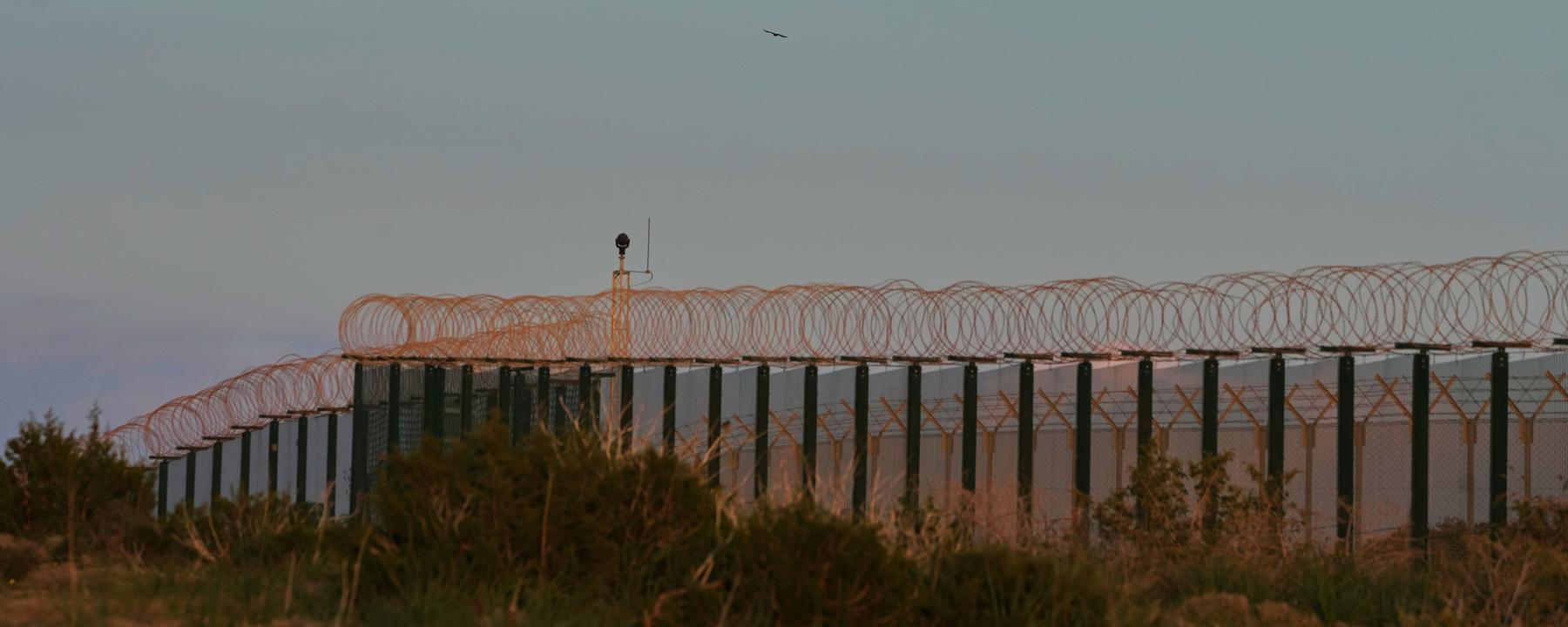 Der Mond geht über dem britischen Stützpunkt Akrotiri auf, der von einer Drohne getroffen wurde.