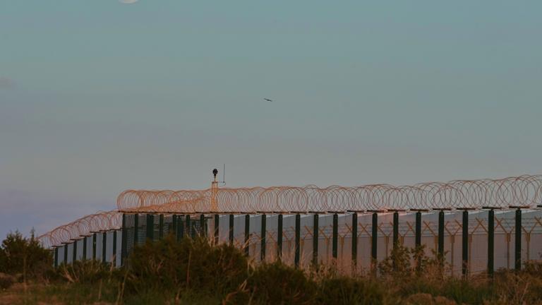 Der Mond geht über dem britischen Stützpunkt Akrotiri auf, der von einer Drohne getroffen wurde.