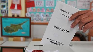 Ein Wähler gibt am Sonntag, dem 24. Mai 2026, in Nikosia, der Hauptstadt Zyperns, bei den Parlamentswahlen seine Stimme ab.