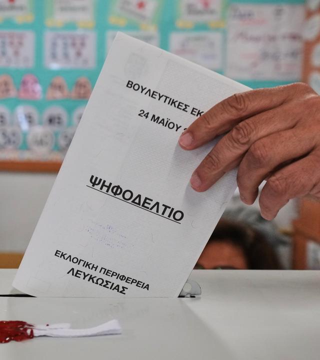 Ein Wähler gibt am Sonntag, dem 24. Mai 2026, in Nikosia, der Hauptstadt Zyperns, bei den Parlamentswahlen seine Stimme ab.