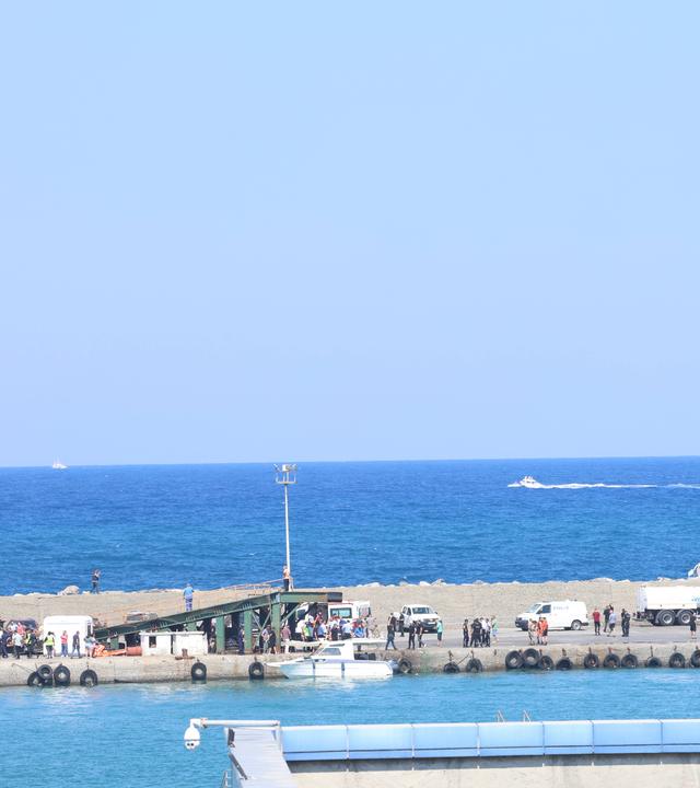 Nach einem Fährunglück vor der nordzyprischen Hafenstadt Kyrenia ist ein Rettungsboot im Einsatz.